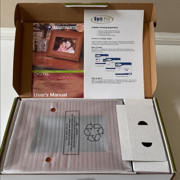 Digital Picture Frame with Wood Finish - Picture 5 of 6